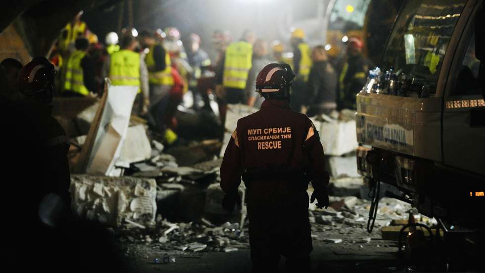 epa11696271 Emergency crews work at the scene to clear the wreckage following the collapse of the canopy at the railway station in Novi Sad, Serbia, 01 November 2024. At least 12 people lost their lives in the collapse of the Novi Sad Railway Station canopy, as stated by Interior Minister Ivica Dacic. Mayor of Novi Sad, Milan Djuric, reported over 30 injuries in the incident, which occurred just before noon. The recently renovated station building, reopened on 05 July 2024, was undergoing another renovation shortly before the collapse.  EPA/MARKO KAROVIC