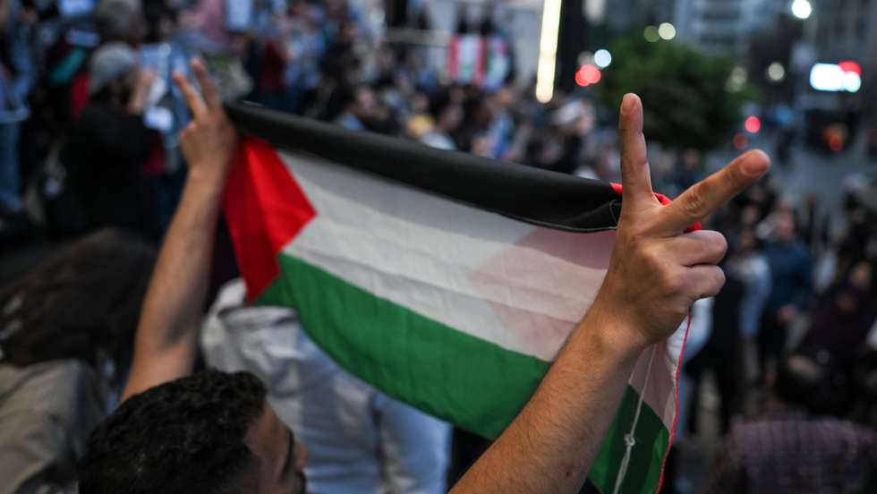 epaselect epa12033528 People take part in a protest in support of the Palestinian people and against the ongoing conflict in the Gaza Strip and the internal displacement of its population, outside the Journalists Syndicate in Cairo, Egypt, 15 April 2025. More than 50,900 Palestinians have been killed in the Gaza Strip, according to the Palestinian Ministry of Health, since Israel launched a military campaign in the strip in response to a cross-border attack led by the Palestinian militant group Hamas on 07 October 2023, in which about 1,200 Israelis were killed and more than 250 taken hostage.  EPA/MOHAMED HOSSAM