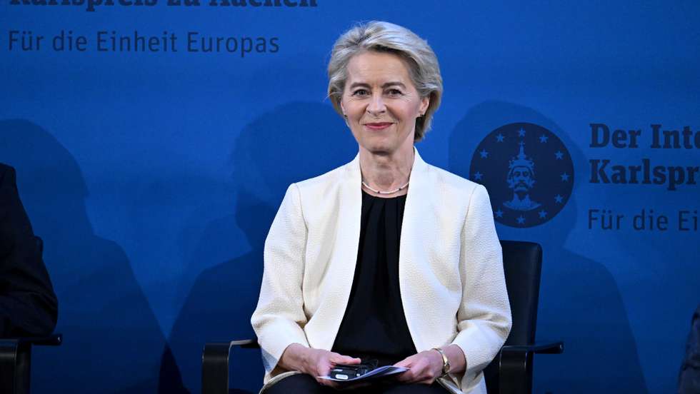 epa12142646 European Commission President Ursula Von der Leyen attends the International Charlemagne Prize (Karlspreis) 2025 ceremony in Aachen, Germany, 29 May 2025. The International Charlemagne Prize 2025 was awarded to European Commission President  Ursula von der Leyen.  EPA/FEDERICO GAMBARINI / POOL