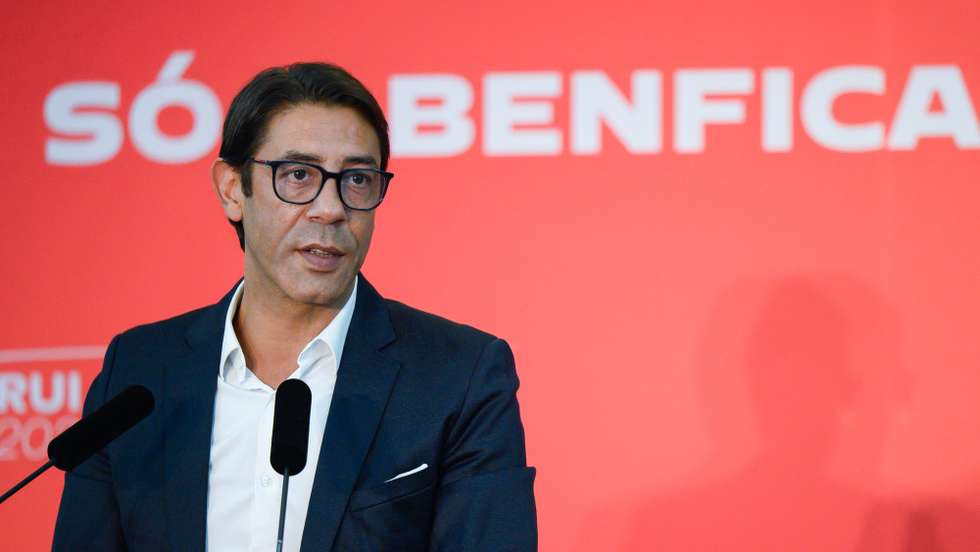 O atual presidente do SL Benfica, Rui Costa, discursa durante a apresentação da recandidatura à presidência do clube, durante o jantar do 26.ª aniversário da Casa do Benfica de Paredes, em Paredes, 19 de setmbro de 2025. RICARDO CASTELO/LUSA