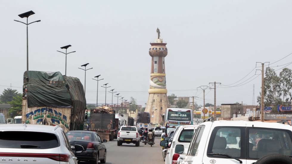 epa12917233 Commuters drive through the streets of Bamako, Mali, 27 April 2026. Malian authorities stated that a series of coordinated attacks were launched on 25 April by Islamic militants and separatists across the West African country. Following the assassination of Defense Minister Sadio Camara in a suicide car bombing at his Kati residence, the capital remains under a three-day overnight curfew.  EPA/HADAMA DIAKITE