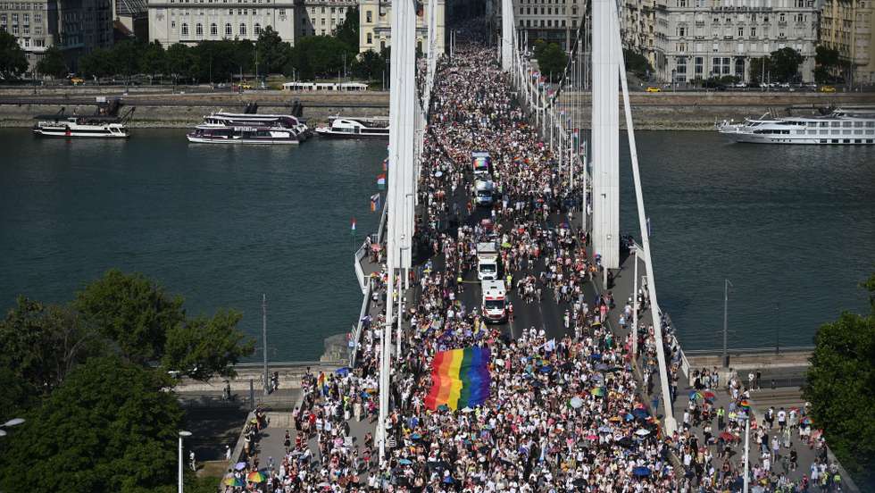 epa13069035 Participants cross the Elizabeth Bridge during the 31st Budapest Pride event in downtown Budapest, Hungary, 27 June 2026.  EPA/Zoltan Kocsis HUNGARY OUT