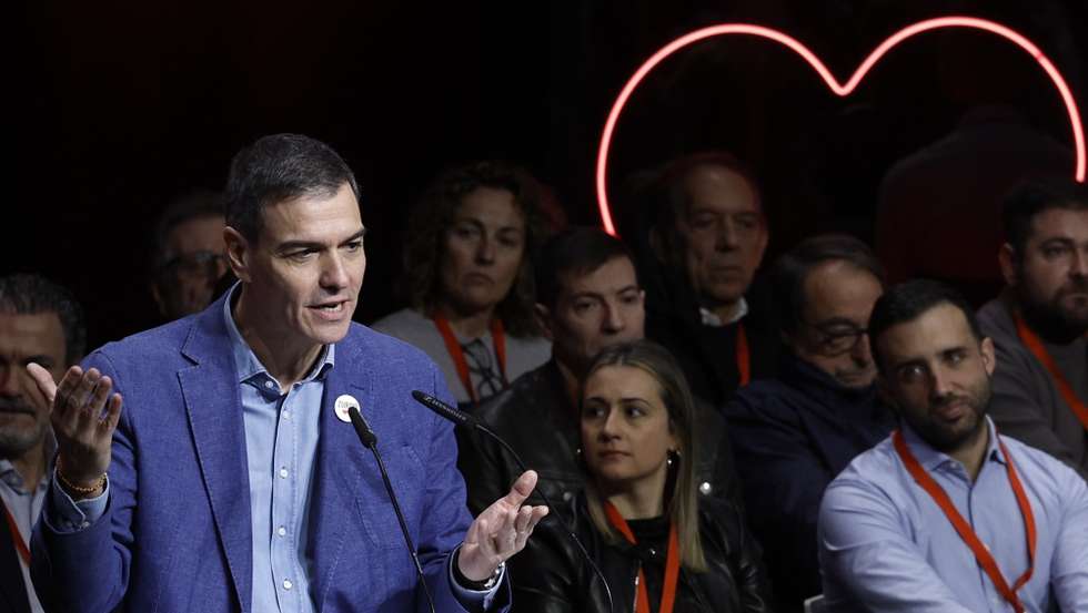 epa11867697 Spanish Prime Minister Pedro Sanchez attends the PSPV-PSOE (Socialist Party of the Valencian Country) Congress in Valencia, Spain, 01 February 2025.  EPA/KAI FORSTERLING