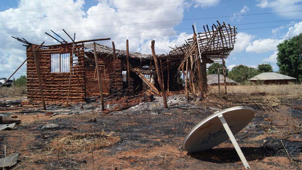 Ruínas de uma casa destruída por rebeldes na aldeia 19 de outubro, em Quissanga, Cabo Delgado, Moçambique, 21 de agosto de 2021. As vilas e aldeias devastadas por rebeldes nos distritos de Quissanga e Macomia têm as marcas do terror estampadas em cada esquina e, entre ruínas, ensaia-se a reconstrução, mas o trauma é grande e paira ainda o medo entre as comunidades (ACOMPANHA TEXTO DO DIA 23 DE AGOSTO DE 2021). LUÍSA NHANTUMBO/LUSA