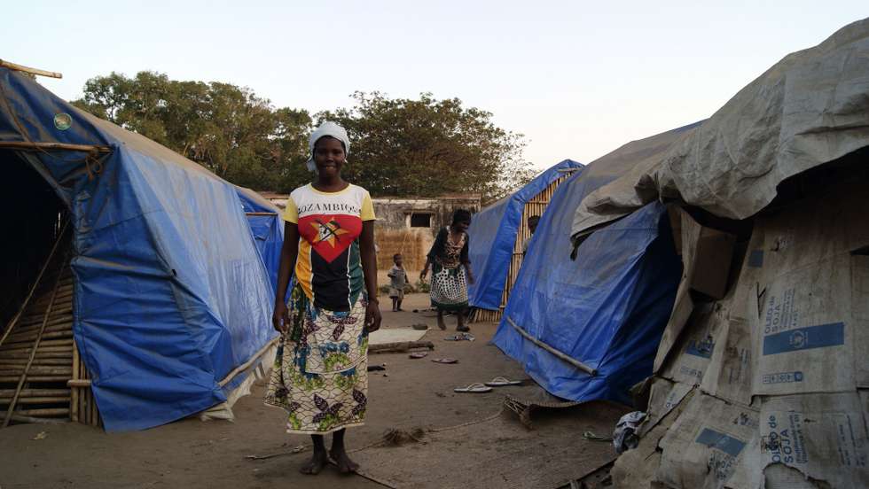 Mulheres e crianças num dos campos de acolhimento de deslocados em Metuge, espaço que alberga deslocados que fogem da violência armada no norte de Moçambique, Cabo Delgado, Moçambique, 16 de agosto de 2021. Na sequência dos ataques, que aterrorizam a província de Cabo Delgado desde 2017, há mais de 3.100 mortes, segundo o projeto de registo de conflitos ACLED, e mais de 817 mil deslocados, segundo as autoridades moçambicanas. (ACOMPANHA TEXTO DA LUSA DO DIA 17 DE AGOSTO DE 2021). LUÍSA NHANTUMBO/LUSA
