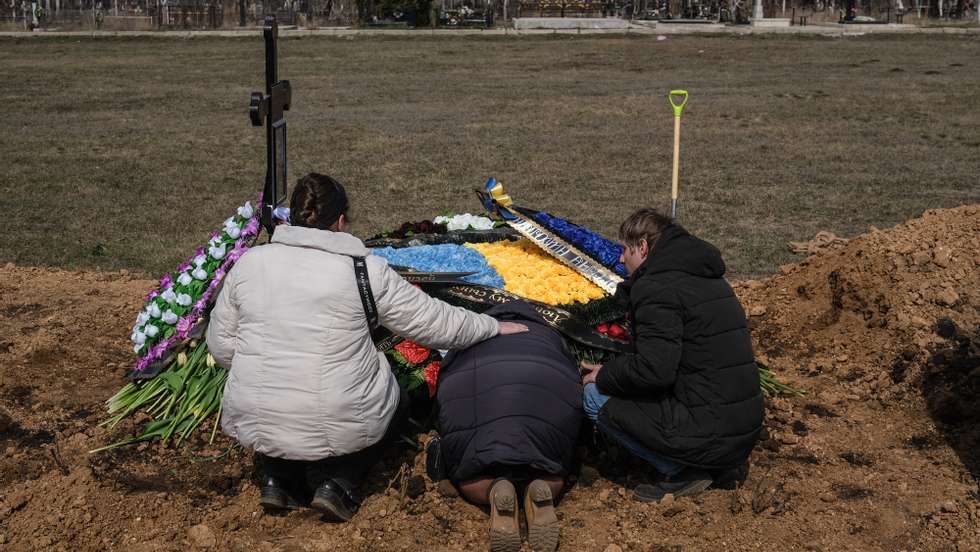 epaselect epa09857715 Relatives of a Ukrainian soldier who died in Mykolaiv attend his funeral ceremony at the Western Cemetery in Odesa, Ukraine, 29 March 2022. Russian troops entered Ukraine on 24 February resulting in fighting and destruction in the country, and triggering a series of severe economic sanctions on Russia.  EPA/SEDAT SUNA