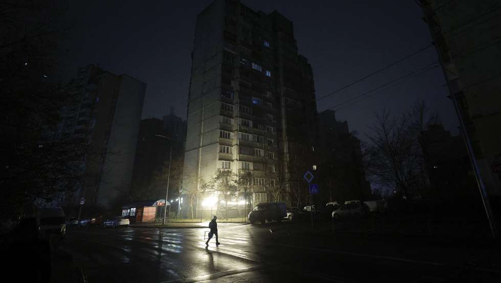 epa11748483 People cross a street during a power cut in Kyiv, Ukraine, 29 November 2024. Russian shelling across Ukraine on the night between 27-28 November led to power outages in several cities in the country.  EPA/SERGEY DOLZHENKO