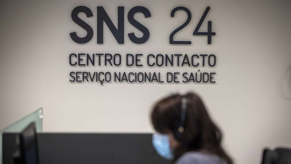 Reportagem no centro de atendimento da Linha SNS 24 em Lisboa, 18 de dezembro de 2020. A covid-19 marca um antes e depois na vida da linha SNS24 e dos seus profissionais de saúde, que além da luta para vencer a pandemia tentam também superar o cansaço de nove meses de chamadas sem tréguas. Em 2020, o centro de contacto do SNS foi obrigado a reinventar-se e já superou os 3,67 milhões de chamadas, mais do dobro em relação ao ano passado. (ACOMPANHA TEXTO DE 25/12/2020) JOSÉ SENA GOULÃO/LUSA