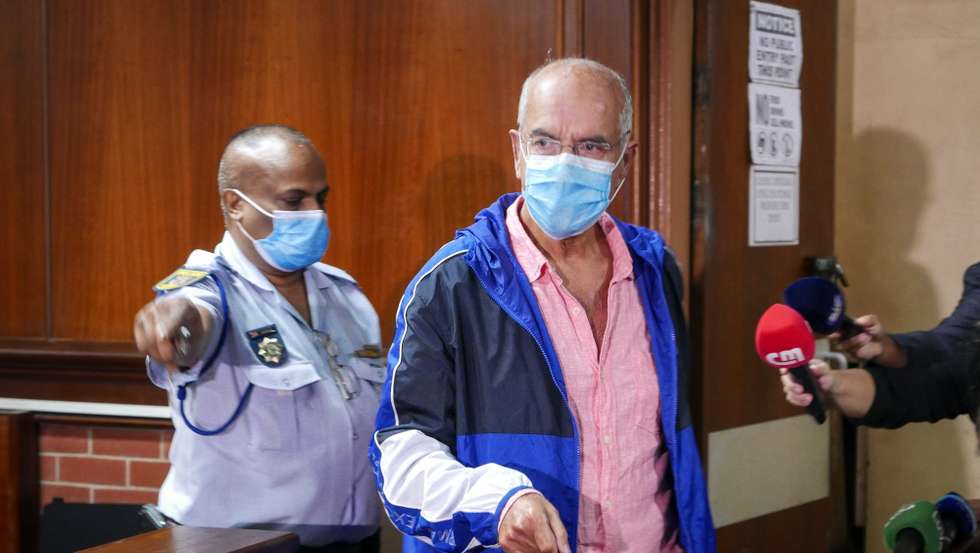 O ex-banqueiro João Rendeiro no Tribunal de Verutam, onde foi presente a um a juiz, Durban, África do Sul, 17 de dezembro de 2021. O juiz sul-africano Rajesh Parshotam decidiu esta sexta-feira que João Rendeiro fica detido provisoriamente até 10 de Janeiro e até que Portugal formalize o pedido de extradição, João Rendeiro foi preso no sábado, num hotel em Durban, na província sul-africana do KwaZulu-Natal, numa operação que resultou da cooperação entre as polícias portuguesa, angolana e sul-africana. LUÍS MIGUEL FONSECA/LUSA