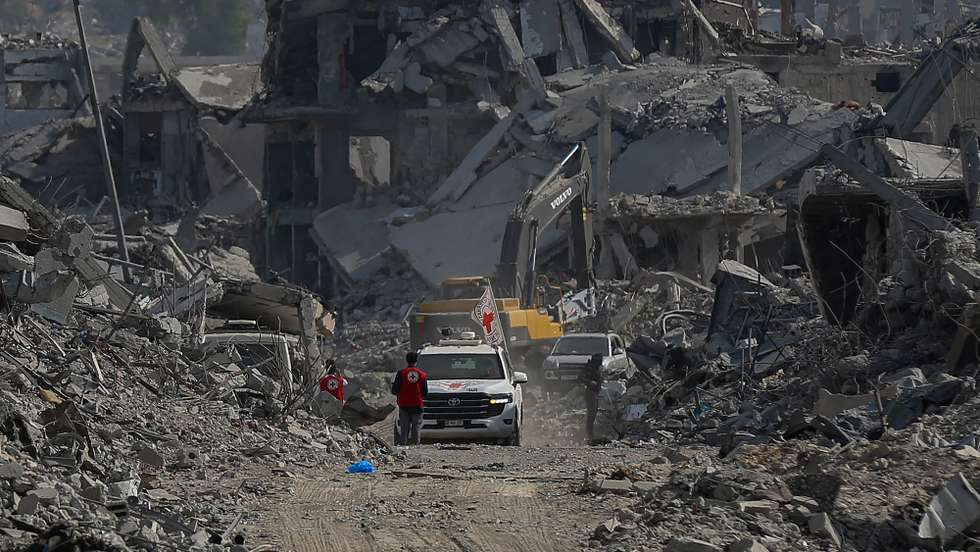 epa12499086 Fighters of the Al-Qassam Brigades, the military wing of the Hamas movement, stand guard as they search for the bodies of Israeli hostages alongside Red Cross workers in the east of the Gaza Strip, 02 November 2025. As part of a US-brokered ceasefire agreement between Israel and Hamas, heavy machinery was deployed to Khan Yunis to assist in the recovery of Israeli hostage bodies.  EPA/MOHAMMED SABER