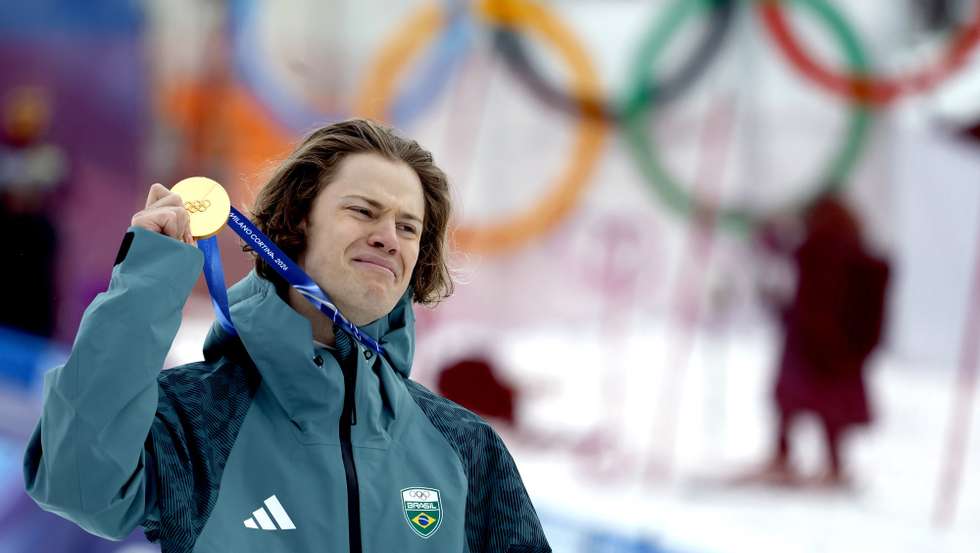 epa12738693 Gold medalist Lucas Pinheiro Braathen of Brazil poses with his medal during the medal ceremony for the Men's Giant Slalom of the Alpine Skiing competitions at the Milano Cortina 2026 Winter Olympic Games, Stelvio ski centre in Bormio, Italy, 14 February 2026.  EPA/GUILLAUME HORCAJUELO