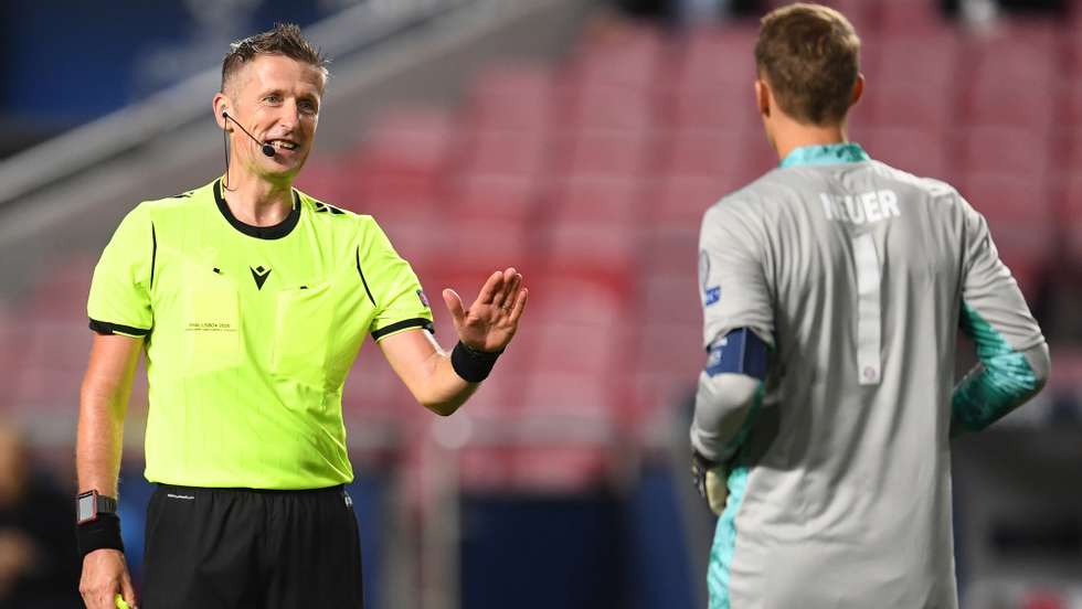 epa08620792 Referee Daniele Orsato talks to Bayern goalkeeper Manuel Neuer during the UEFA Champions League final between Paris Saint-Germain and Bayern Munich in Lisbon, Portugal, 23 August 2020.  EPA/David Ramos / POOL