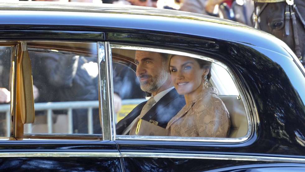 King of Spain Felipe VI (L) and Queen of Spain Letizia Ortiz Rocasolano (R) arrive for a reception at Porto City Hall in Porto, Portugal, 28 November 2016. The kings of Spain will begin a three-day state visit to Portugal today, which will also take them to Porto, Guimaraes and Lisbon, where Felipe VI will address to the Assembly of the Republic on Wednesday. FERNANDO VELUDO/LUSA