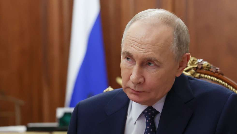 epa12022572 Russian President Vladimir Putin meets with DOM.RF CEO Vitaly Mutko, at the Kremlin in Moscow, Russia, 10 April 2025. DOM.RF is one of Russia's most important development institutions in the field of housing construction.  EPA/VYACHESLAV PROKOFYEV / SPUTNIK / KREMLIN POOL MANDATORY CREDIT