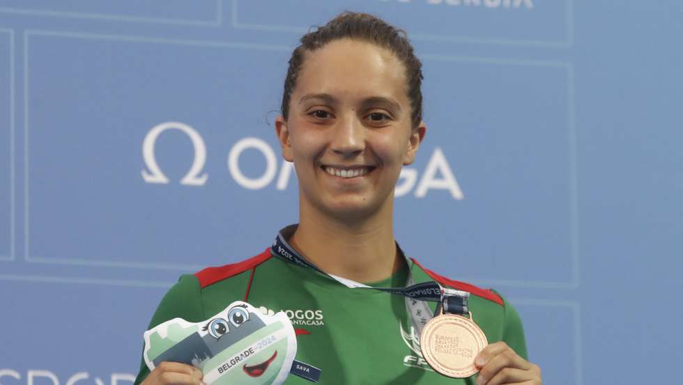 epa11432869 Bronze medal winner Francisca Martins of Portugal poses with her medal during the podium ceremony for the Women's 400m Freestyle Final race at the European Aquatics Championships Belgrade 2024, in Belgrade, Serbia, 23 June 2024.  EPA/ANTONIO BAT