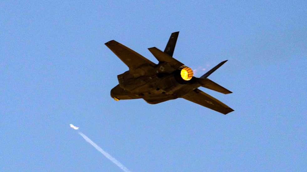 epa12537593 US Air Force's F-35 fighter jet performs a flying display during the Dubai Airshow 2025 at the Dubai World Central (DWC), also known as Al Maktoum International Airport, in Jebel Ali, Dubai, United Arab Emirates, 20 November 2025. The 19th edition of Dubai Airshow runs until 21 November with the participation of around 150 countries and more 1,500 exhibitors, over 200 aircraft in the flying and static display, and 450 speakers in the conferences.  EPA/ALI HAIDER