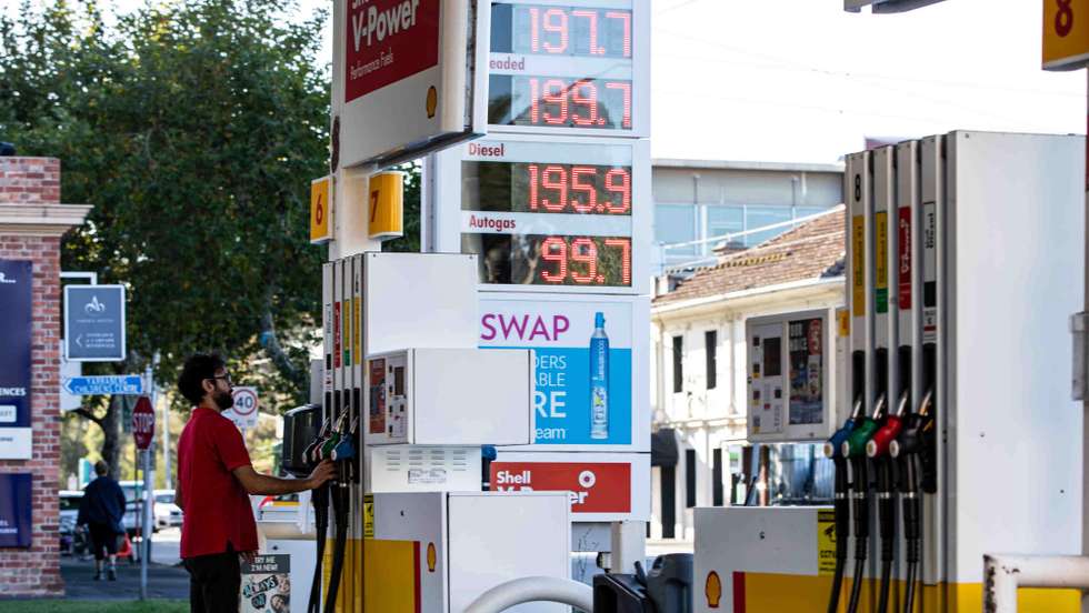 epa09813841 Fuel prices at the pump are displayed at a Shell petrol station in Melbourne, Australia, 09 March 2022. Fuel prices in Australia have risen sharply as a result of the ongoing Ukraine, Russia conflict  EPA/DIEGO FEDELE  AUSTRALIA AND NEW ZEALAND OUT