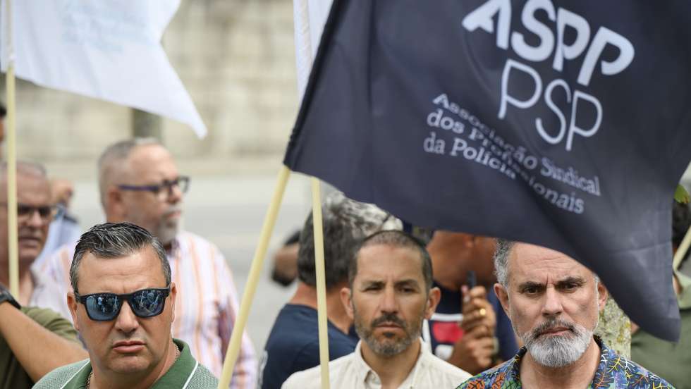 Concentração de polícias da Divisão de Investigação Criminal (DIC), convocada pela Associação Sindical dos Profissionais da Polícia (ASPP/PSP), enquanto decorre uma reunião a propósito de várias queixas de elementos do DIC do Porto, que acusam o Comando Distrital de obrigá-los a cumprirem prevenções e piquetes “sem serem pagos”, no Porto, 13 de julho de 2026. RICARDO CASTELO/LUSA