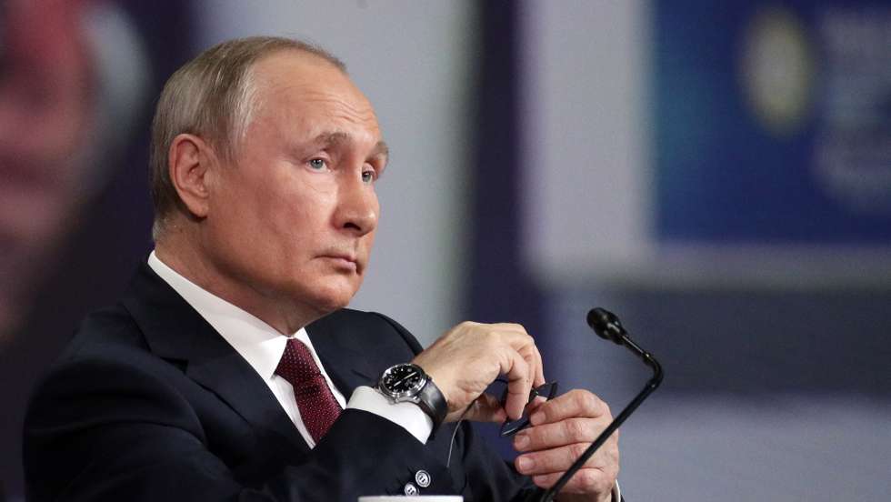 epa09247822 Russian President Vladimir Putin attends a plenary session of the St. Petersburg International Economic Forum (SPIEF) in St. Petersburg, Russia, 04 June 2021. The 24th St.Petersburg International Economic Forum runs from 02 to 05 June 2021.  EPA/VLADIMIR SMIRNOV/SPUTNIK/KREMLIN POOL