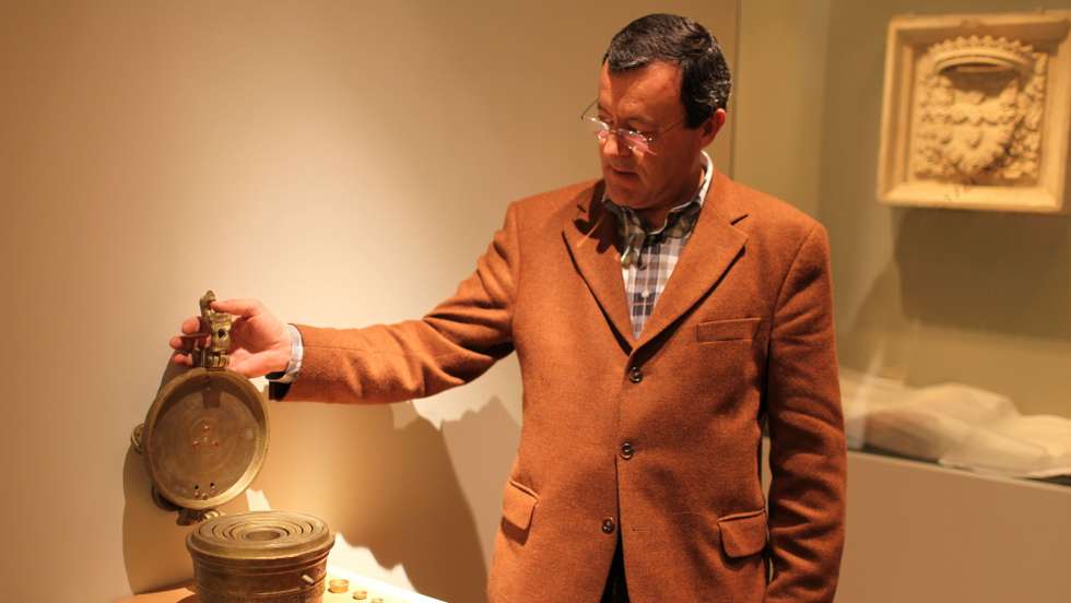 António Lucas, presidente do Munícipio da Batalha junto a uma réplica do sistema de pesos e medidas real, no Museu da Comunidade Concelhia da Batalha, que mostra aos visitantes a história da Vila da Batalha, através do espólio desde a pré-historia até aos dias de hoje, na Batalha, 02 de janeiro de 2011. (ACOMPANHA TEXTO). PAULO CUNHA / LUSA