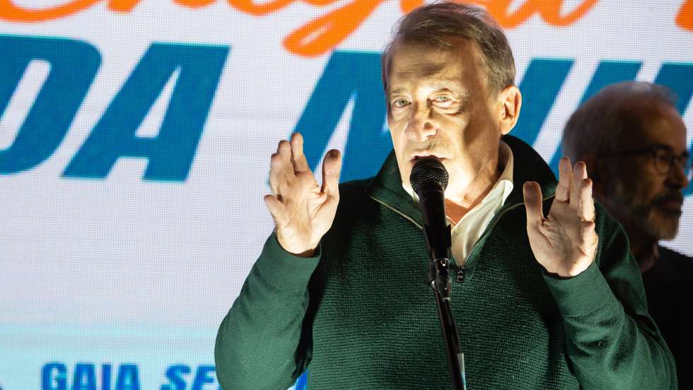 O candidato do Partido Social Democrata (PSD) à Câmara Municipal de Vila Nova de Gaia, Luís Filipe Menezes, faz o discurso de vitória com apoiantes na sede de campanha na noite eleitoral das eleições Autárquicas 2025, em Vila Nova de Gaia, 13 de outubro de 2025. Mais de 9,3 milhões de eleitores podem votar nas eleições autárquicas em Portugal, a 12 de outubro de 2025. RUI MANUEL FARINHA/LUSA