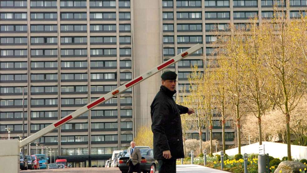 epa03442128 (FILE) A file photo dated 07 April 2004 of a security guard at the gates in front of the German central bank (Bundesbank) in Frankfurt, Germany.  Germany's central bank warned 22 October 2012 that growth in Europe's biggest economy would slow in the fourth quarter on weaker demand from eurozone countries, the United States and China.
'There are growing signs that a clear expansion of economic activity in the third quarter 2012 could be followed by stagnation or even a slight decline of gross domestic product (GDP) in the final quarter of the year,' the Bundesbank wrote in its October bulletin.  EPA/Arne Dedert