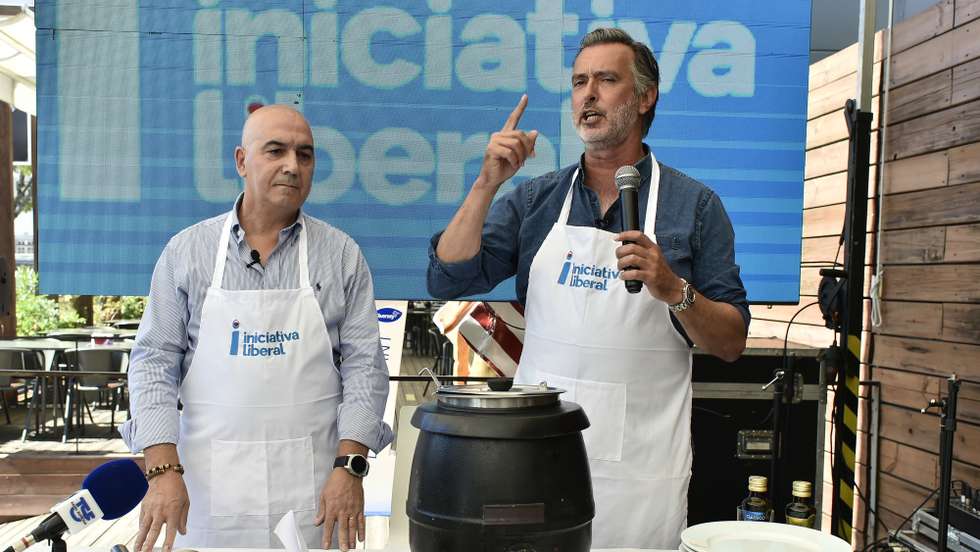 João Cotrim Figueiredo (D), presidente da Iniciativa Liberal (IL)  acompanhado pelo candidato ás autárquicas a Viseu, Fernando Figueiredo (E), esta manhã durante uma ação de campanha na cidade de Viseu, 21 de Setembro de 2021. NUNO ANDRÉ FERREIRA/LUSA.
