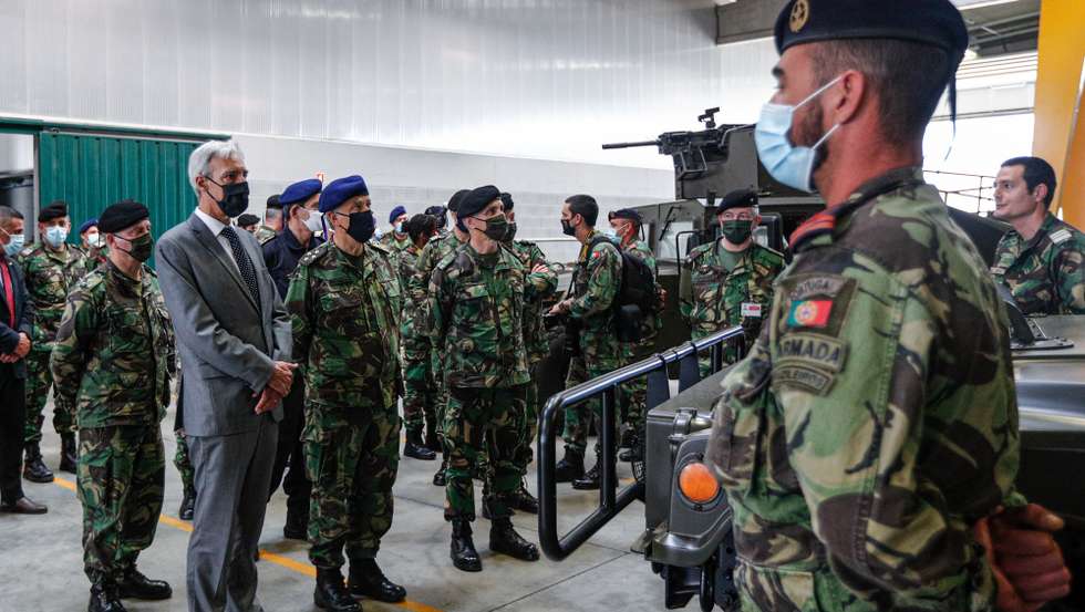 O ministro da Defesa Nacional, João Gomes Cravinho (E), durante a visita à Unidade de Apoio Geral de Material do Exército, em Alcochete, 16 de abril de 2021.ANTÓNIO COTRIM/LUSA