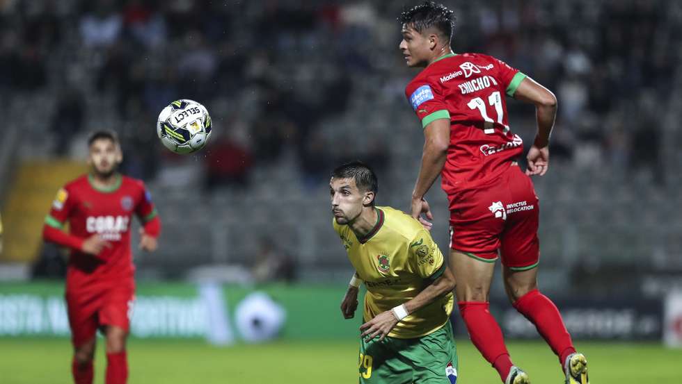 O jogador do Paços de Ferreira, Fernando Fonseca (E), disputa a bola com o jogador do Marítimo, Jesús Andrés Ramírez, durante o jogo da Primeira Liga de futebol, disputado no estádio Mata Real, Paços de Ferreira, 28 de outubro de 2022. JOSÉ COELHO/LUSA