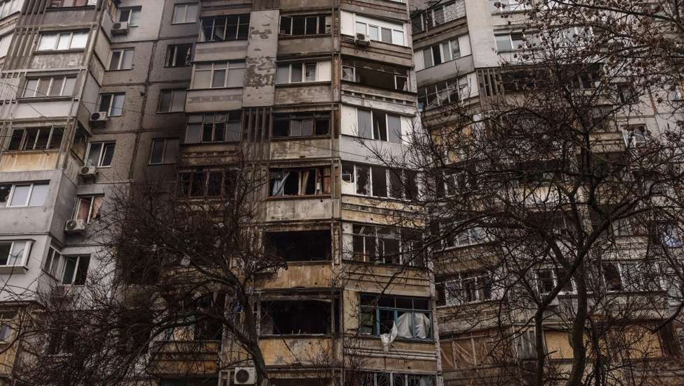 epa10327787 A damaged residential building after the recent Russian attack in Kherson, southern Ukraine, 25 November 2022. Russian troops for the past few days intensified the shelling of Kherson. On its retreat from Kherson, the Russian army destroyed critical infrastructure in the city, including electricity and water supplies. Now the lack of electricity and running water in the town during the winter season has forced many locals to flee Kherson.  EPA/ROMAN PILIPEY
