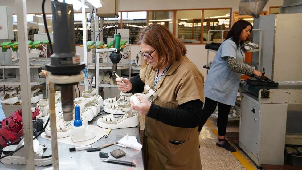 Fábrica de calçado Kyaia, dona da marca Fly London, emprega 600 pessoas, e fatura mais de 60 milhões de euros estando presente em mais de 40 países, Guimarães, 24 de fevereiro de 2023. HUGO DELGADO/LUSA