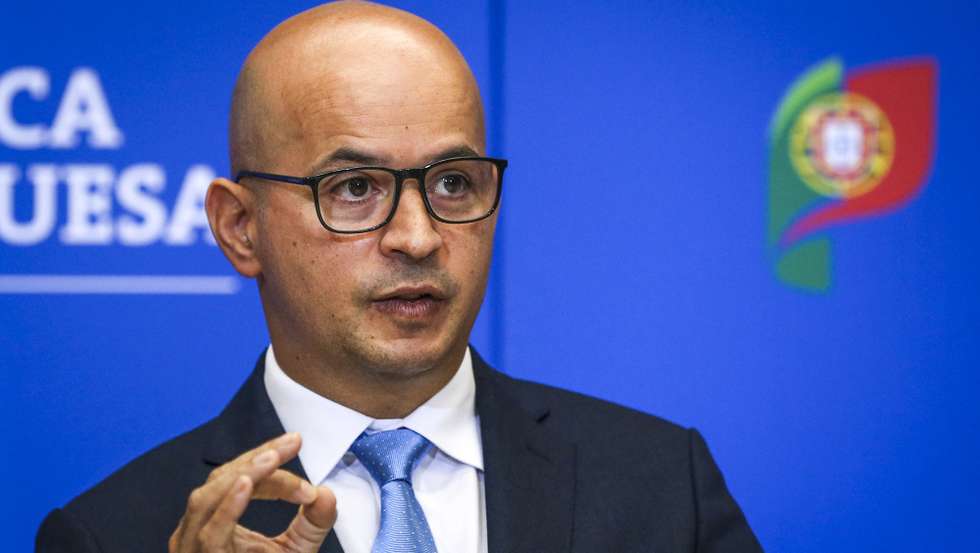 O ministro das Finanças, João Leão, discursa durante a cerimonia de apresentação do novo presidente do Conselho de Administração da Comissão de Mercado de Valores Mobiliários (CMVM), Gabriel Bernardino (AUSENTE DA IMAGEM), no Ministério das Finanças, em Lisboa, 15 de novembro de 2021. RODRIGO ANTUNES/LUSA