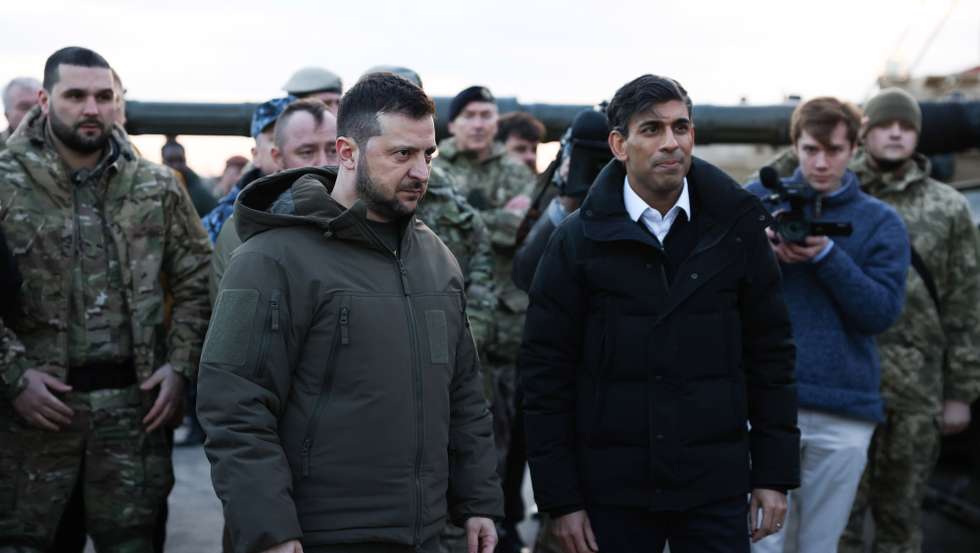 epa10455242 Ukraine's President Volodymyr Zelensky (L) and British prime minister Rishi Sunak (R) meet with tank crews from Ukraine's armed forces being trained to use a Challenger 2 main battle tank by members of British Army in Lulworth Camp in Lulworth Camp, Britain, 08 February 2023. UK forces trained 10,000 Ukrainian troops in 2022 and aims to assist at least 20,000 more this year, Sunak said in Parliament.  EPA/HOLLIE ADAMS / POOL