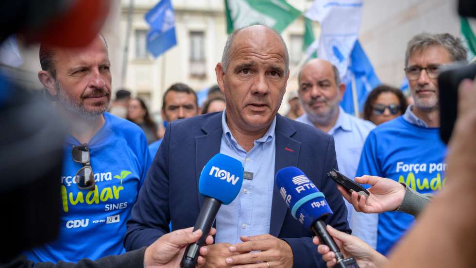 O Secretário Geral do PCP, Paulo Raimundo, durante uma arruada para apoiar o candidato da CDU à presidência da Câmara Municipal de Sines, Álvaro Beijinha (E), numa ação de campanha para as eleições autárquicas de dia 12 de outubro, em Sines, 04 de outubro de 2025. TIAGO CANHOTO /LUSA