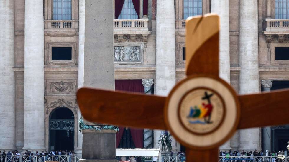 epa12044430 Faithful in St. Peter's Square following the death of Pope Francis, in Vatican City, 21 April 2025. Pope Francis died on 21 April 2025 at the age of 88, according to the Holy See. Born Jorge Mario Bergoglio in Buenos Aires, Argentina, on 17 December 1936, he was appointed leader of the Catholic Church on 13 March 2013, succeeding Pontiff Emeritus Benedict XVI.  EPA/GIUSEPPE LAMI