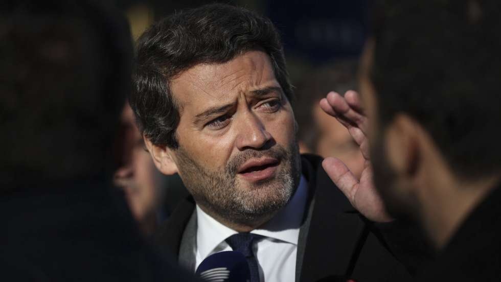O presidente do Chega, André Ventura, fala à comunicação social durante a sua visita ao Mercado de Natal de Alvalade, em Lisboa, 15 de dezembro de 2023. ANDRÉ KOSTERS/LUSA