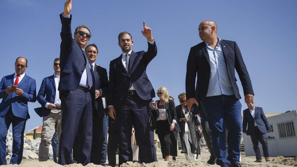 O ministro do Ambiente e da Ação Climática, Duarte Cordeiro (C-D), ladeado pelo presidente da Câmara Municipal de Vila do Conde, Vítor Costa (C-E), durante a visita às intervenções de recuperação e requalificação ambiental em Vila do Conde, 20 de maio de 2022. RICARDO CASTELO/LUSA