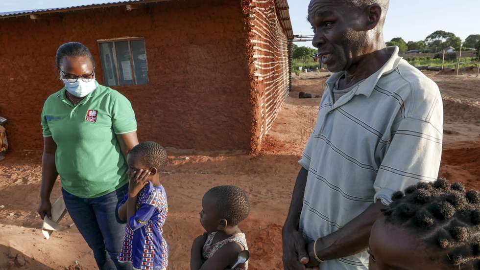 Betinha Ribeiro (E) da Cáritas Moçambique coordena entrega de ajuda alimentar à família de Virgílio Chimuemue (D), em Pemba, Moçambique, 30 de março de 2021. Há mais deslocados para receber, oriundos de Palma, alvo do mais recente ataque terrorista, a precisar de apoio alimentar que escasseia para responder a uma crise humanitária crescente em Cabo Delgado. (ACOMPANHA TEXTO DA LUSA DO DIA 01 DE ABRIL DE 2021). LUÍS MIGUEL FONSECA/LUSA