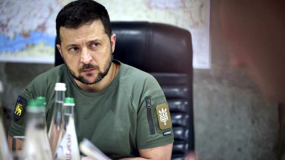 epa10059689 A handout photo made available by the Ukrainian presidential press service shows Ukrainian President Volodymyr Zelensky meets with local officials in the Dnipropetrovsk area, Ukraine, 08 July 2022. Zelensky visited positions of Ukrainian military and presented awards during his working visit to the Dnipropetrovsk region. Also, Zelensky held a meeting on the situation in the region and the state of affairs in military units, the presidential press service reports.  EPA/PRESIDENTIAL PRESS SERVICE HANDO HANDOUT  HANDOUT EDITORIAL USE ONLY/NO SALES