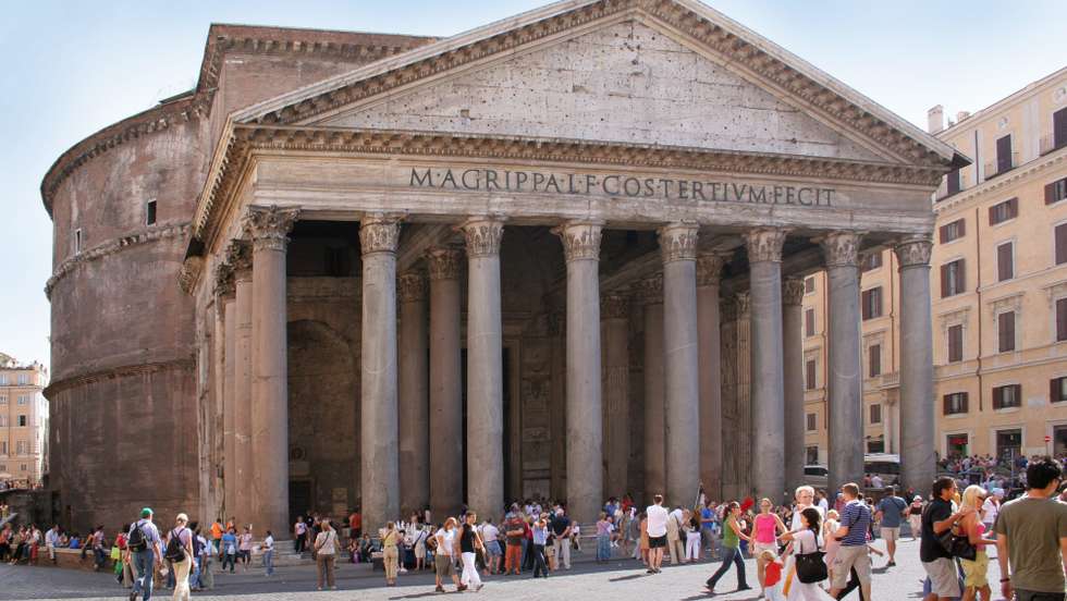 O muro onde o acidente ocorreu é frequentemente usado por turistas para descansar durante as visitas.