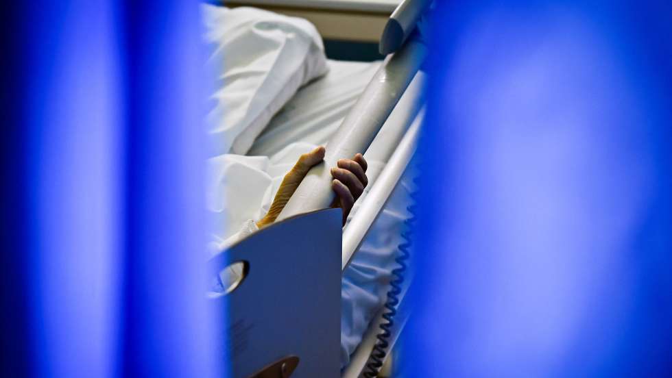 Um doente internado infetado com coronavírus (covid-19) na enfermaria do piso 7 do Centro Hospitalar Tondela Viseu (CHTV) , dedicado ao tratamento de doentes com covid-19, em Viseu, 09 de março de 2021. (ACOMPANHA TEXTO DA LUSA DO DIA 10 DE MARÇO DE 2021). NUNO ANDRÉ FERREIRA/LUSA