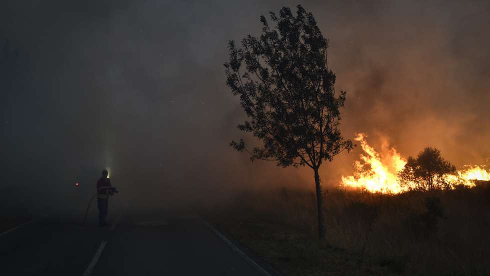 Um bombeiro combate um incêndio na freguesia de Vila Cortês do Mondego, Guarda, 13 de agosto de 2022. De acordo com a página da Autoridade Nacional de Emergência e Proteção Civil, o incêndio está a ser combativo por 1262 operacionais, apoiados por 375 viaturas. NUNO ANDRÉ FERREIRA/LUSA