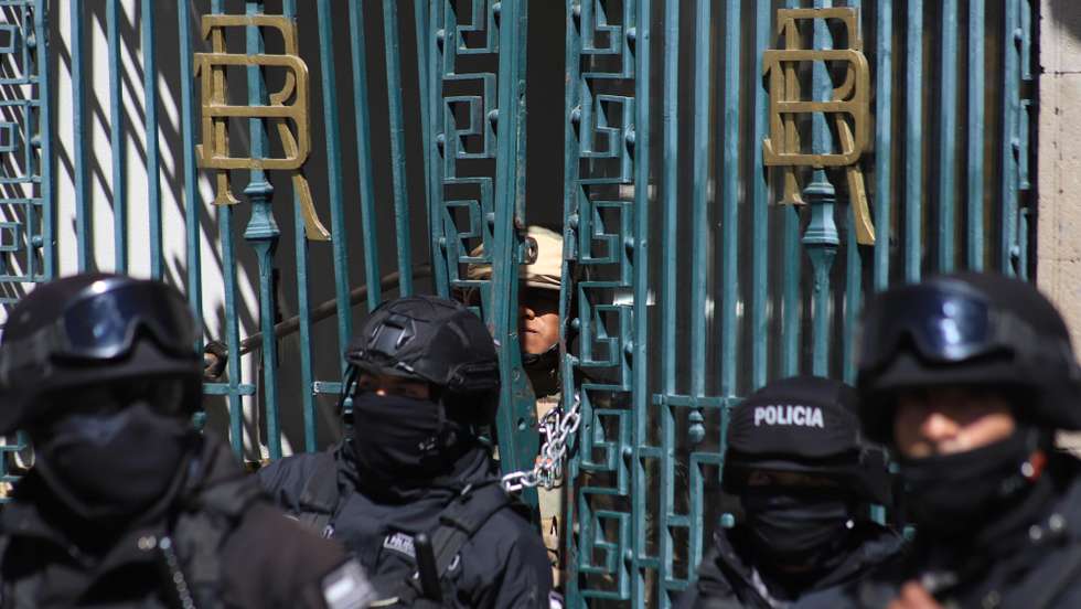 epaselect epa11442380 Police officers stand guard in front of the government palace in La Paz, Bolivia, 27 June 2024. On 26 June, a group of soldiers led by Bolivian Army general commander Juan Jose Zuniga entered Plaza Murillo, trying to break into the government headquarters. The soldiers withdrew after Bolivian President Luis Arce changed the heads of the entire military high command, describing the action as a coup attempt.  EPA/STRINGER