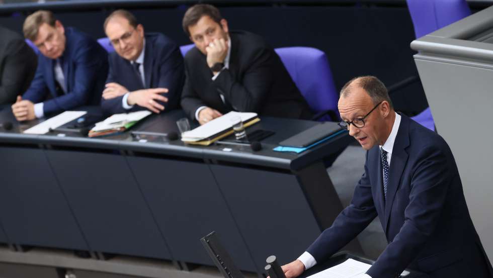 epa12099004 German Chancellor Friedrich Merz (R) delivers a government statement during a session of the German parliament 'Bundestag' in Berlin, Germany, 14 May 2025.  EPA/HANNIBAL HANSCHKE