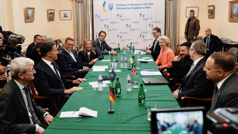 epa12308409 A handout photo made available by Chigi Palace Press Office shows NATO Secretary general Mark Rutte (2L), Finland's President Alexander Stubb (C), Italian Prime Minister Giorgia Meloni (4L), EU Commission President Ursula von der Leyen (4R) and British Prime Minister Keir Starmer (2R) during a meeting with Ukrainian President Volodymyr Zelensky (3R) at the Ukrainian Embassy in Washington, DC, USA, 18 August 2025. US President Trump is meeting with European leaders and President Zelensky to discuss the conflict between Ukraine and Russia.  EPA/FILIPPO ATTILI /CHIGI PALACE PRESS OFFICE / HANDOUT HANDOUT EDITORIAL USE ONLY/NO SALES