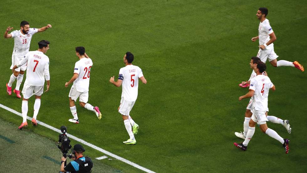 epa09318216 Players of Spain celebrate their 1-0 lead during the UEFA EURO 2020 quarter final match between Switzerland and Spain in St.Petersburg, Russia, 02 July 2021.  EPA/Anton Vaganov / POOL (RESTRICTIONS: For editorial news reporting purposes only. Images must appear as still images and must not emulate match action video footage. Photographs published in online publications shall have an interval of at least 20 seconds between the posting.)
