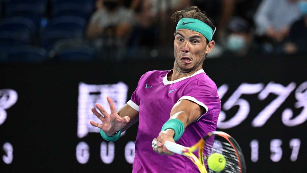 Rafael Nadal em ação no Open da Austrália contra Karen Khachanov, no quinto dia da prova