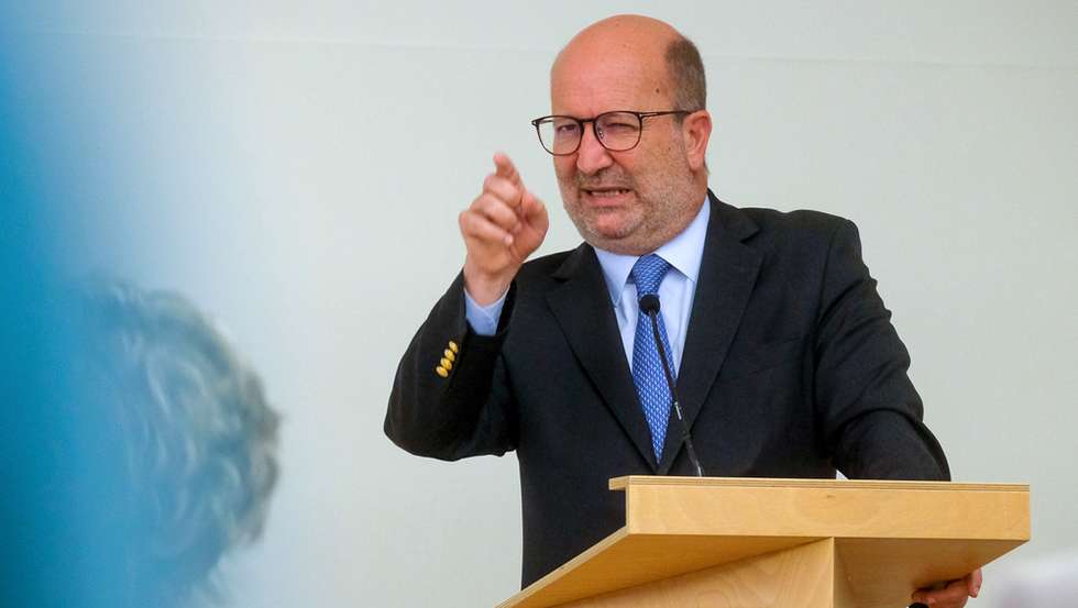 O ministro do Ambiente e da Ação Climática, João Pedro Matos Fernandes, discursa durante a cerimónia de consignação da desconstrução do "Prédio Coutinho" (Edifício Jardim) em Viana do Castelo, 2 de agosto de 2021.  ARMÉNIO BELO/LUSA