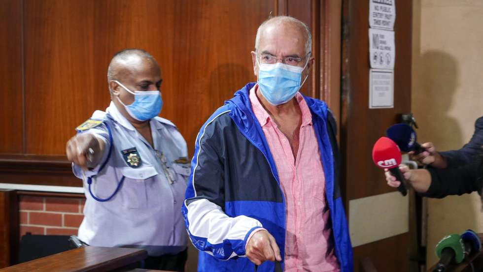 O ex-banqueiro João Rendeiro no Tribunal de Verutam, onde foi presente a um a juiz, Durban, África do Sul, 17 de dezembro de 2021. O juiz sul-africano Rajesh Parshotam decidiu esta sexta-feira que João Rendeiro fica detido provisoriamente até 10 de Janeiro e até que Portugal formalize o pedido de extradição, João Rendeiro foi preso no sábado, num hotel em Durban, na província sul-africana do KwaZulu-Natal, numa operação que resultou da cooperação entre as polícias portuguesa, angolana e sul-africana. LUÍS MIGUEL FONSECA/LUSA