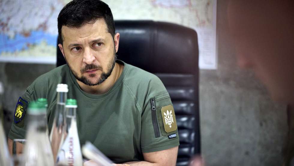 epa10059689 A handout photo made available by the Ukrainian presidential press service shows Ukrainian President Volodymyr Zelensky meets with local officials in the Dnipropetrovsk area, Ukraine, 08 July 2022. Zelensky visited positions of Ukrainian military and presented awards during his working visit to the Dnipropetrovsk region. Also, Zelensky held a meeting on the situation in the region and the state of affairs in military units, the presidential press service reports.  EPA/PRESIDENTIAL PRESS SERVICE HANDO HANDOUT  HANDOUT EDITORIAL USE ONLY/NO SALES
